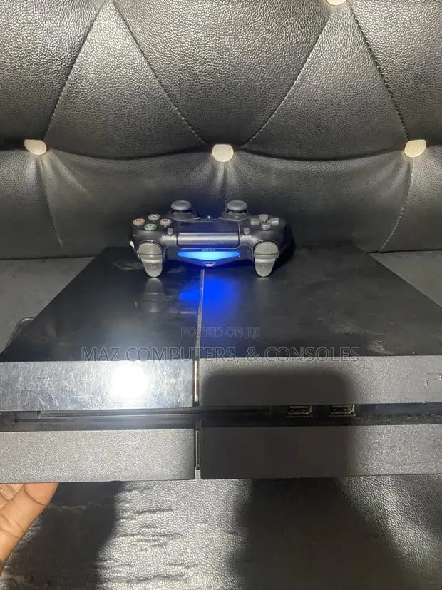 PS4 Standard With 5 Cool Games · Photo 1