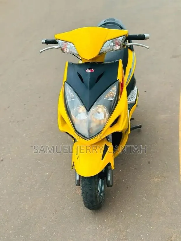 Kymco Xciting 2002 Yellow · Photo 1