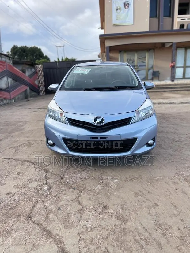 Toyota Vitz 1.3 FWD 5dr 2013 Blue · Photo 1