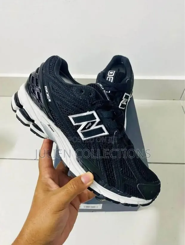 New Balance 1906 Black and White · Photo 1