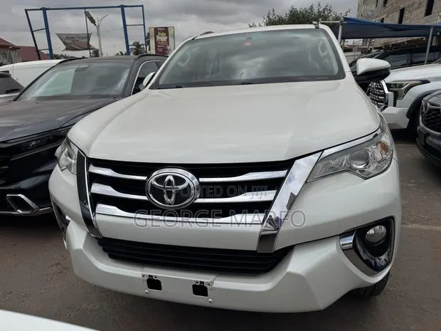 Toyota Fortuner 2019 White · Photo 1