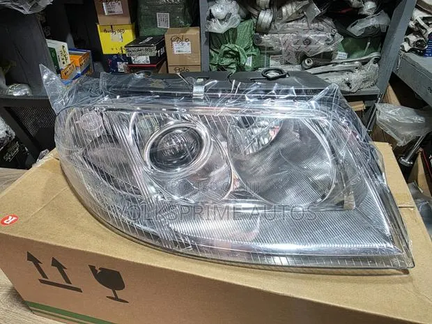 Headlight Fit VW Passat B5 From 2000 - 2004 · Photo 1