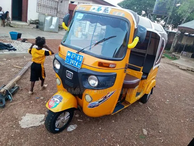 Bajaj RE 2022 Yellow · Photo 1