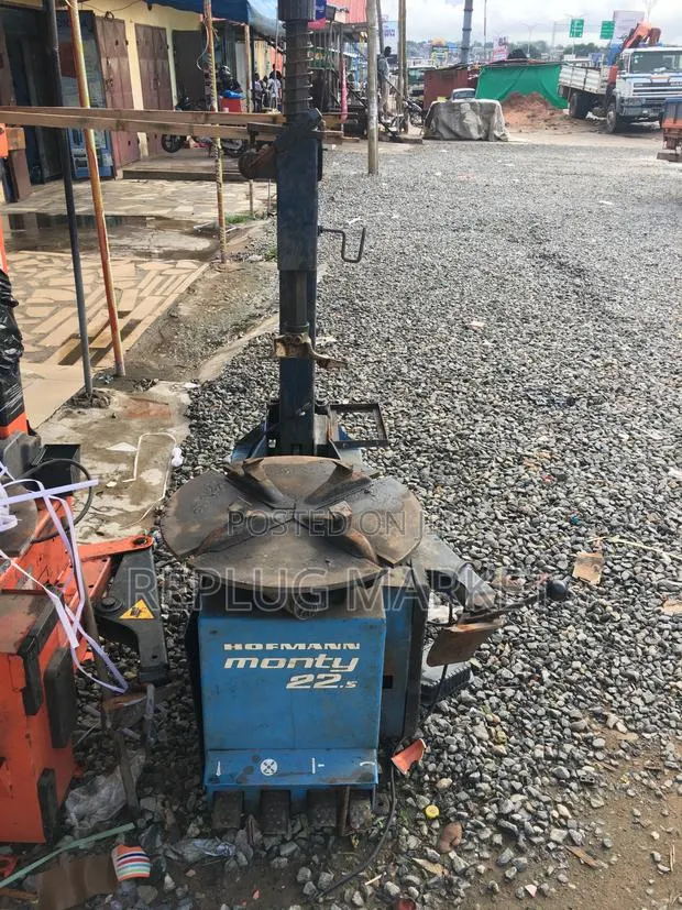Hofmann Monty 22 Tyre Changing Machine · Photo 1