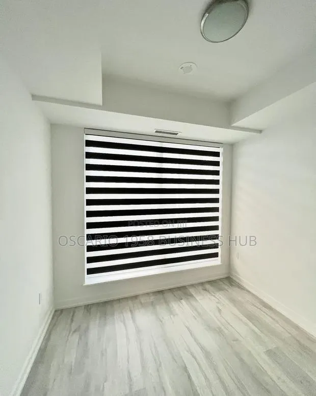 Vases Window Curtain Blinds · Photo 1