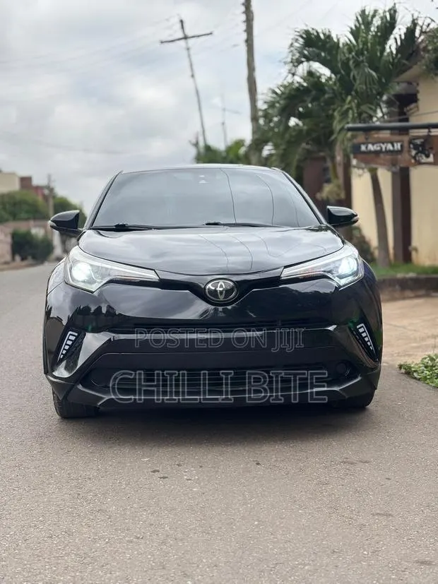 Toyota C-HR LE FWD 2019 Black · Photo 1