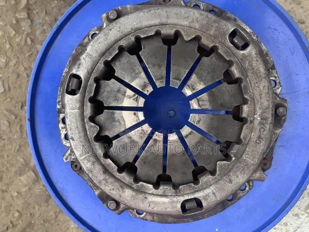 Toyota Yaris Four Plugs Pressure Plate and Disk · Photo 1