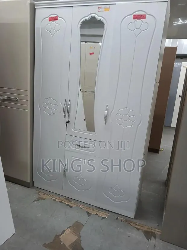 White Foreign Wardrobe · Photo 1