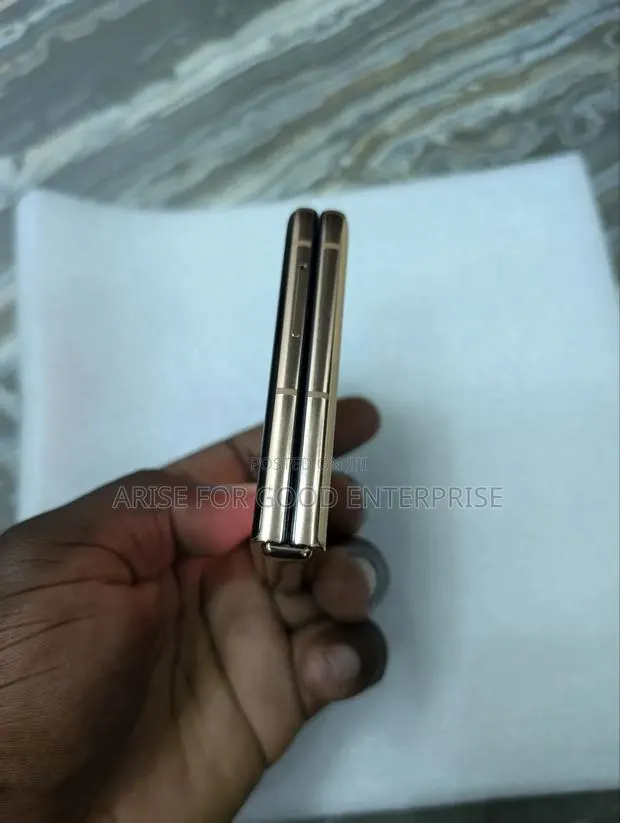 Motorola Razr+ 2024 256 GB Gold · Photo 1