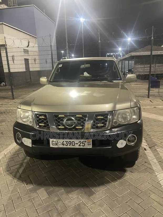 Nissan Patrol 2010 Gold · Photo 1