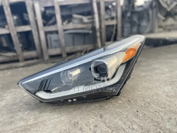 Hyundai Santafe Grande 2017 Headlight · Photo 1