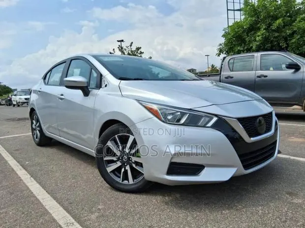 Nissan Versa 2022 Silver · Photo 1