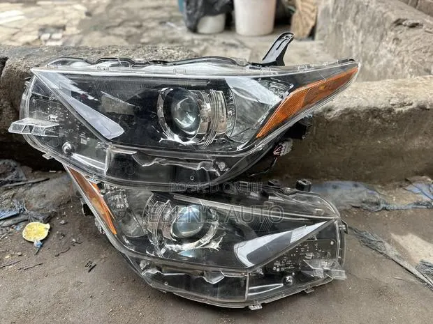 Toyota Corolla IM 2016,2017,2018 Headlights · Photo 1
