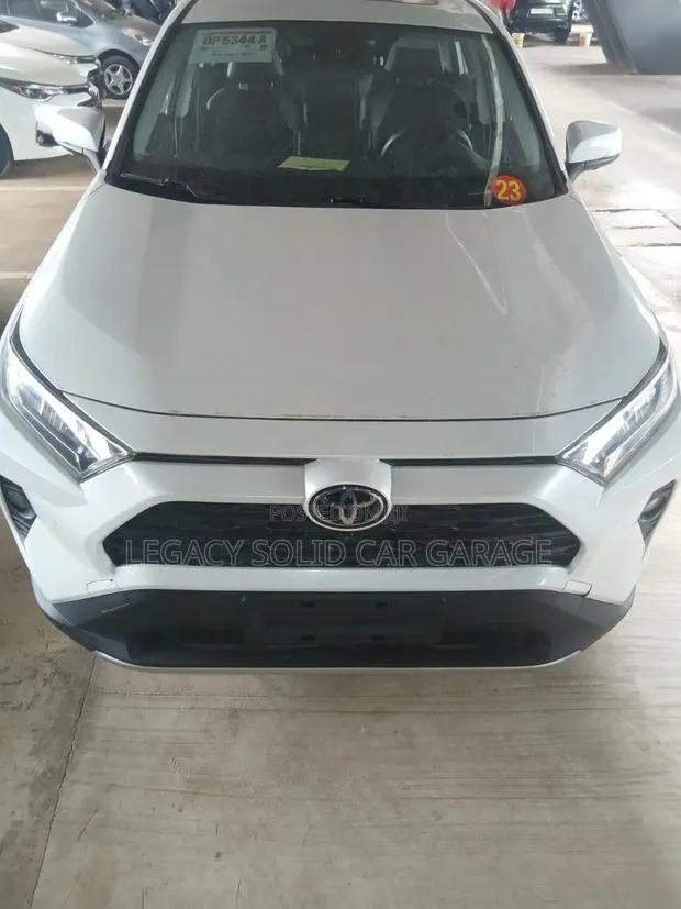 Toyota RAV4 2022 White · Photo 1