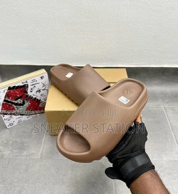 Adidas Yeezy Slides Brown Available · Photo 1
