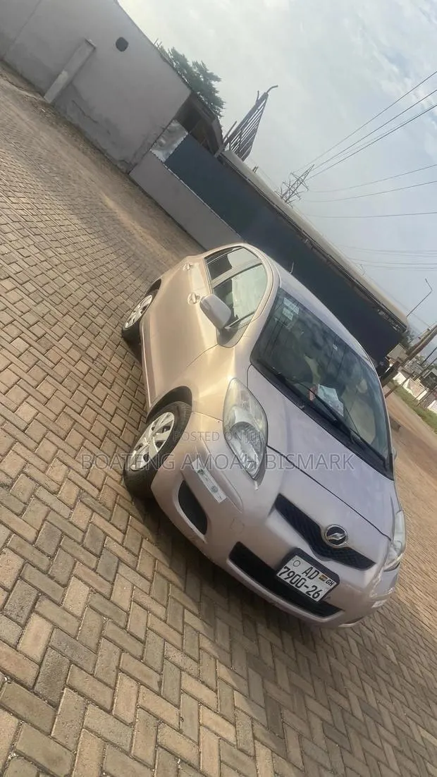 Toyota Vitz 2010 Ivory · Photo 1