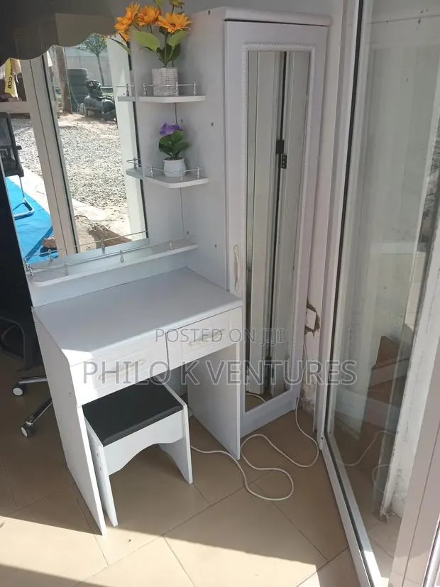 Full Glass Door Dressing Mirror · Photo 1