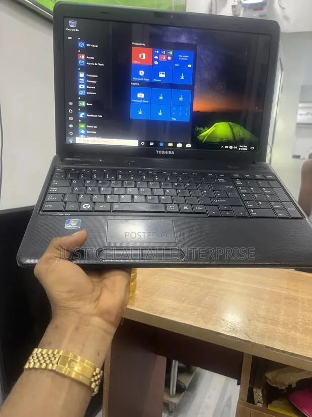 Laptop Toshiba Satellite C670 6GB Intel Core i3 HDD+SSD 320GB · Photo 1
