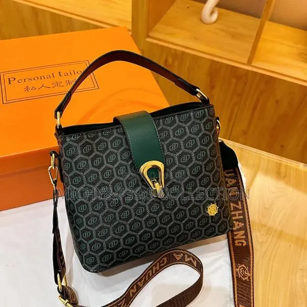 Classy Ladies Hand/Shoulder Bag · Photo 1