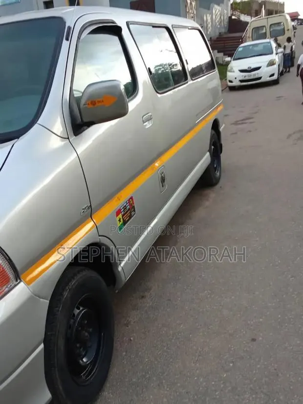 Toyota HiAce 2015 Grey · Photo 2