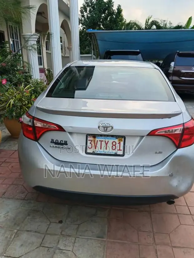 Toyota Corolla 2017 Silver · Photo 1