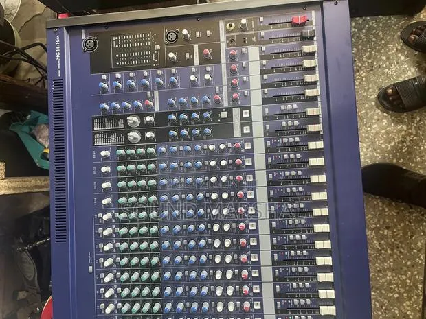 Yamaha Mixer 24 Channel Mg24 Mixer · Photo 1