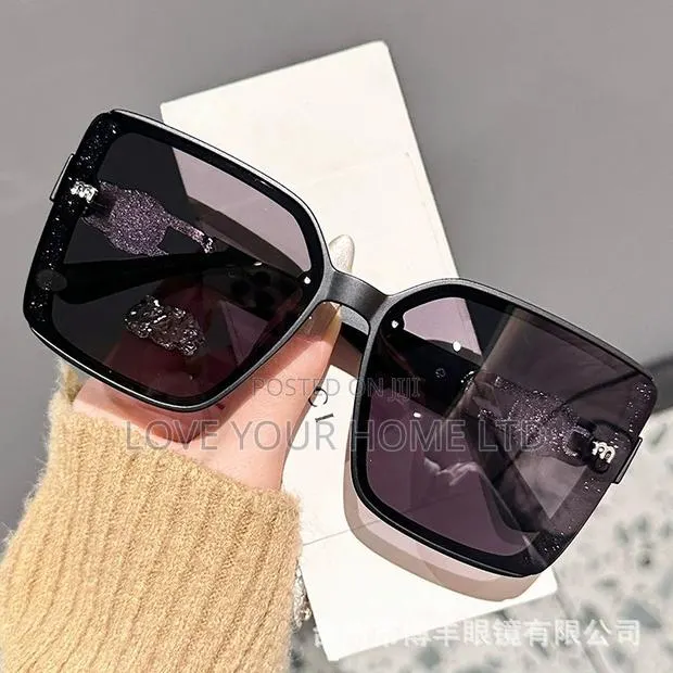 Women's Classic Oversized Square UV400 Sunglasses · Photo 1