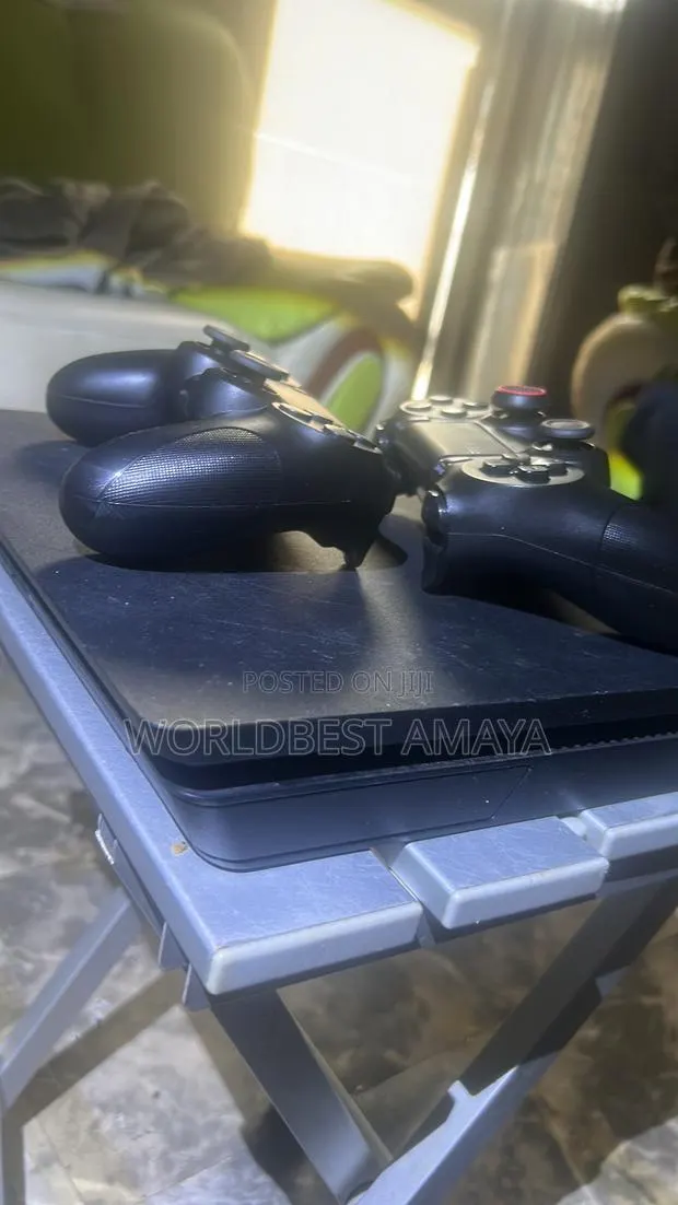 PS4 Slim Black · Photo 1