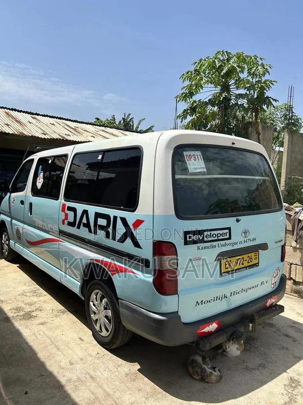 Toyota HiAce 2006 White · Photo 1