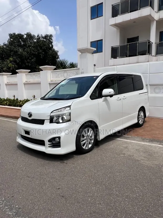 Toyota Voxy X 2WD 8-Seater 2012 White · Photo 1