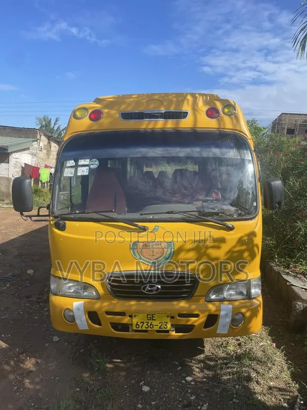 Hyundai County 2012 Yellow · Photo 1