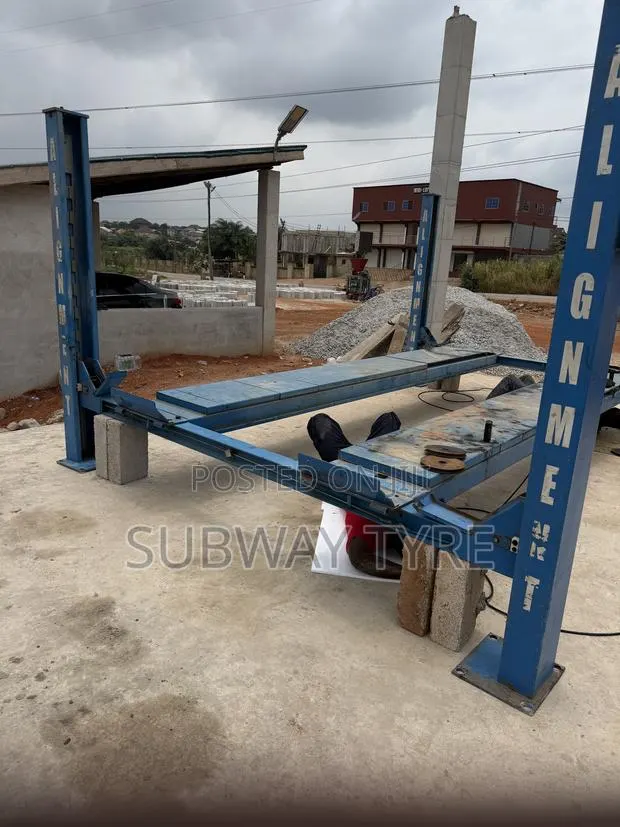 Two Post Hydraulic Lifter · Photo 1