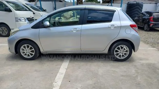 Toyota Vitz 2015 Silver · Photo 1