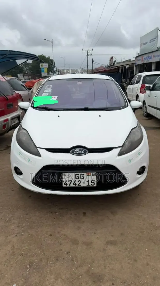 Ford Fiesta SE Hatchback 2012 White · Photo 1