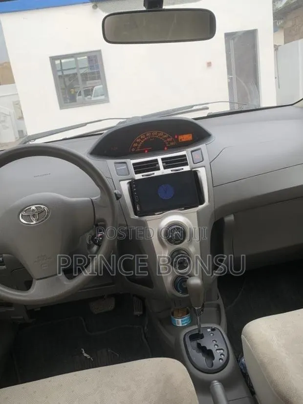 Toyota Vitz 2011 White · Photo 1