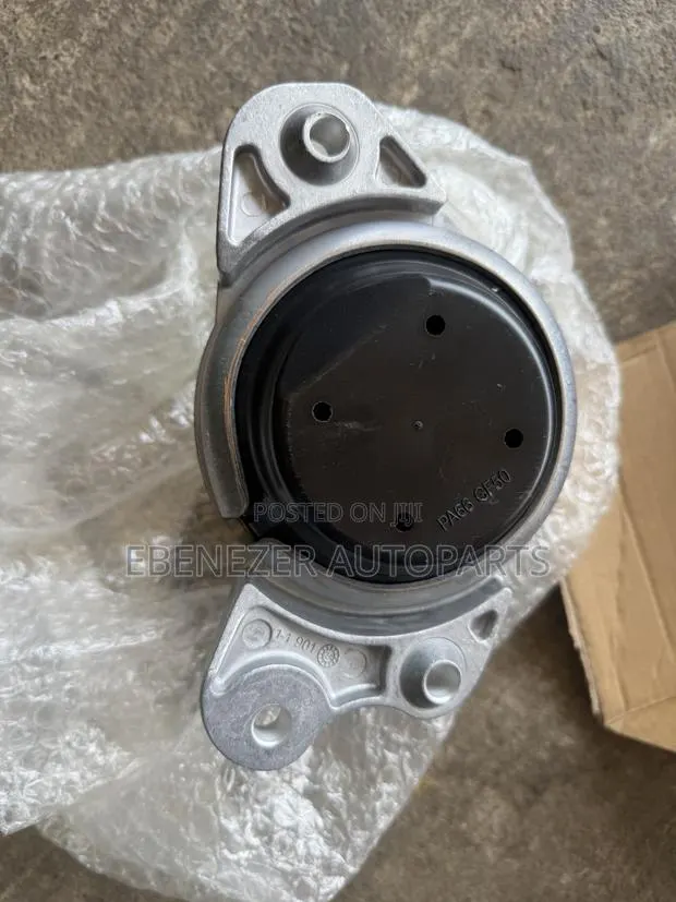 Mercedes Benz C300 W205 E300 E400 Engine Mount Seat · Photo 1