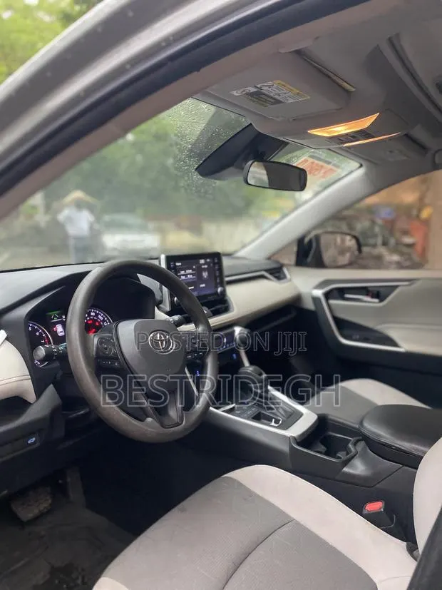Toyota RAV4 XLE 2021 Gray · Photo 1