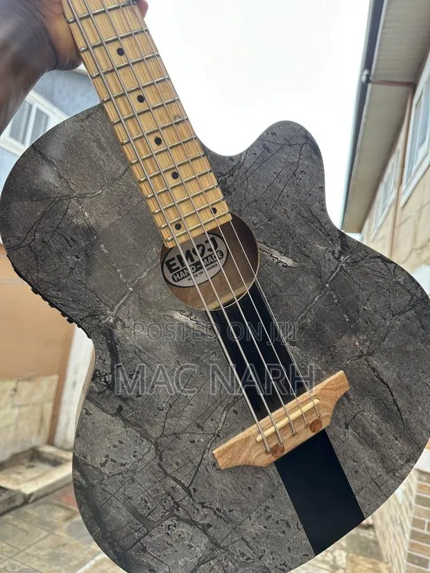 Bass Guitar (5 Strings) Semi-Acoustic · Photo 1