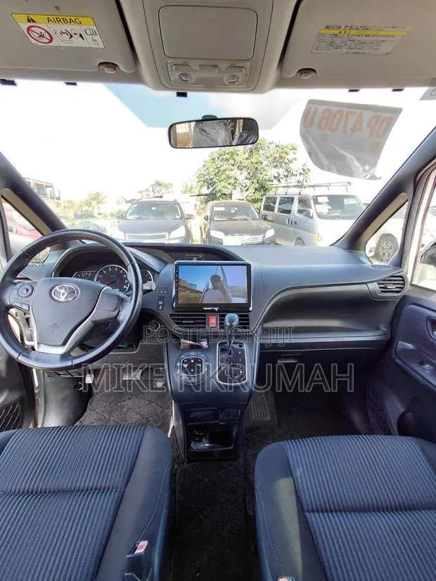Toyota Voxy SV Premium 2014 White · Photo 1