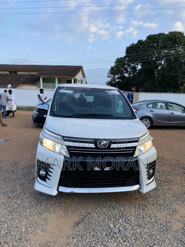 Toyota Voxy 2015 White · Photo 1