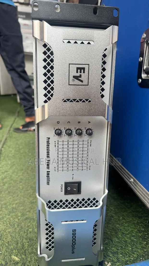 Ev 9000+Bass Amplifier 4 Channel · Photo 1