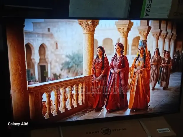 Samsung 43” Smart Tv With Crystal Picture Quality · Photo 1