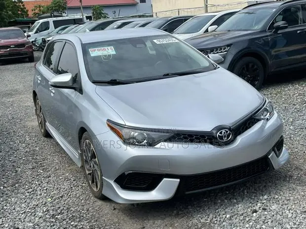 Toyota Corolla 2017 Silver · Photo 1
