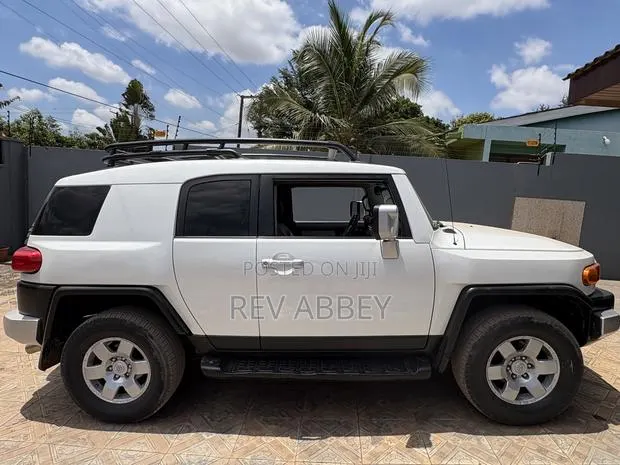 Toyota FJ Cruiser 4dr SUV 4WD (4.0L 6cyl 5A) 2014 White · Photo 1