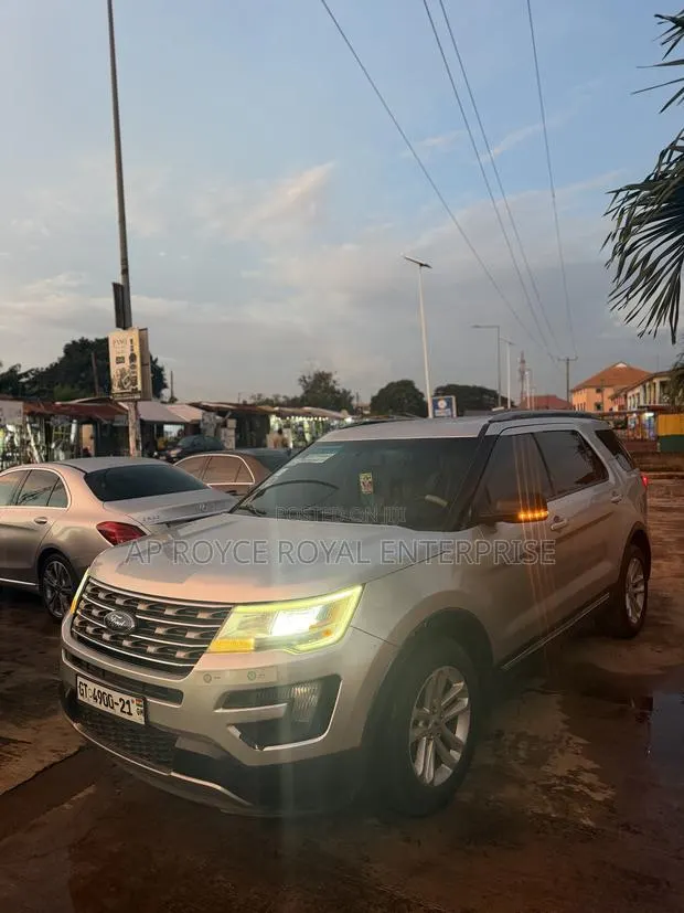 Ford Explorer XLT 4dr FWD (2.3L 4cyl 6A) 2017 Silver · Photo 1