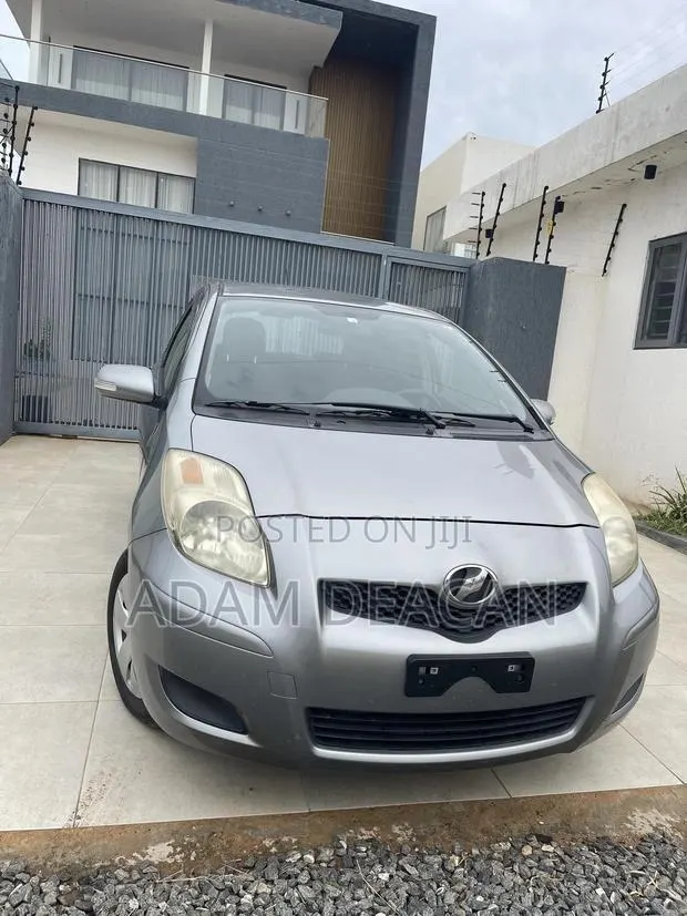 Toyota Vitz 2010 Silver · Photo 1