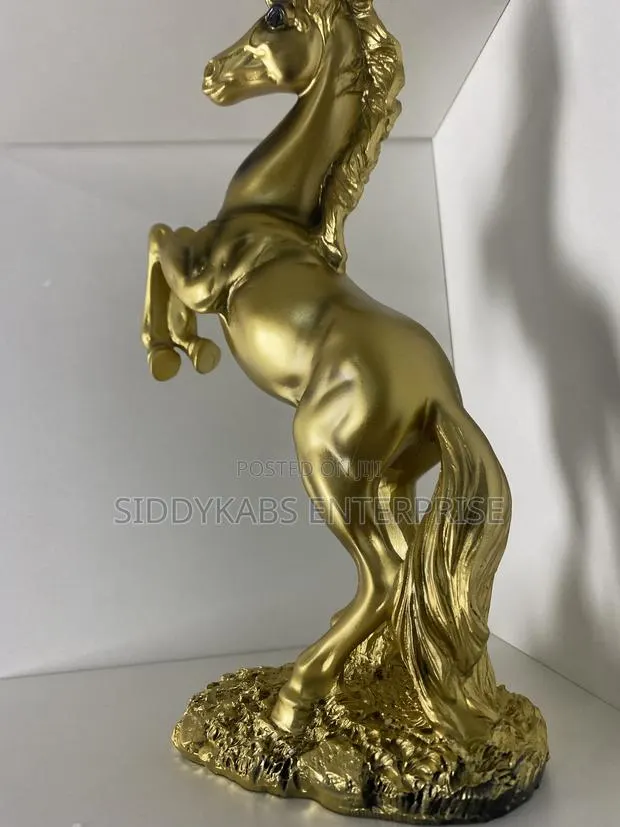 Golden Horse Statue · Photo 1
