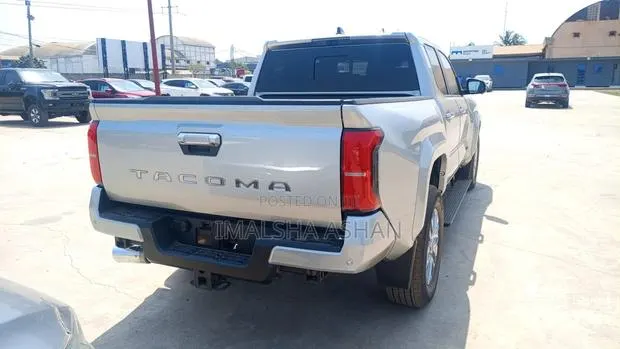 Toyota Tacoma SR5 Double Cab 5' Bed AT 2024 Gray · Photo 1