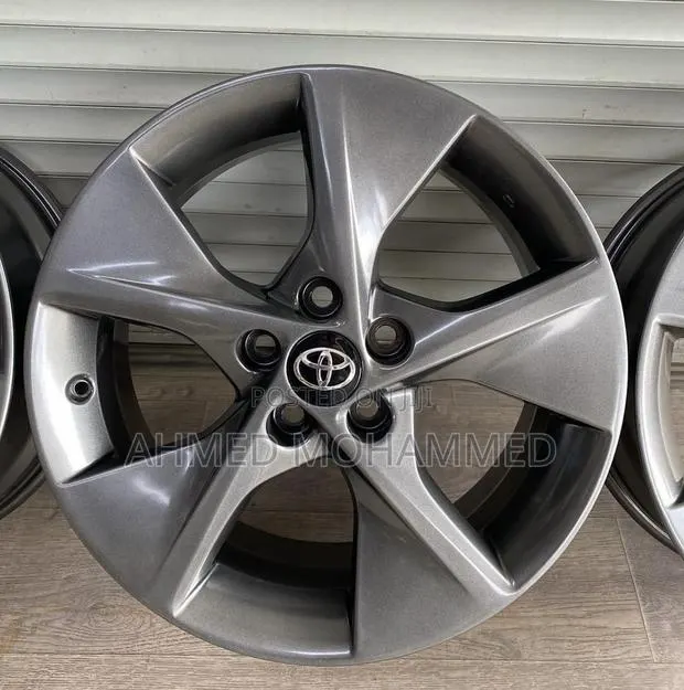 Toyota Camry SE Rim 18 · Photo 1