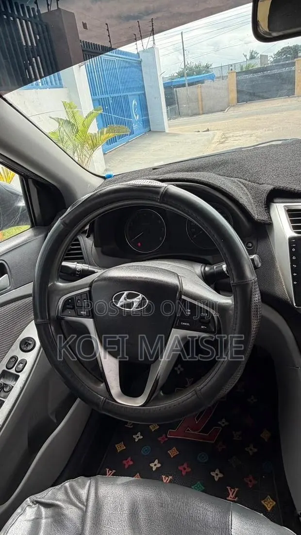 Hyundai Accent SE 2013 Black · Photo 1